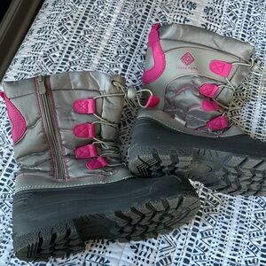 Never worn / girls snow boots